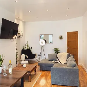 https://stunning-modern-spacious-with-outdoor-fire-pit.hotelsin-chester.com
