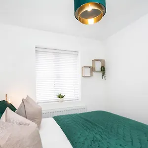 Piccadilly Place - 3 Bedroom House Apartment