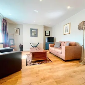 https://one-bed-cheltenham-apartment-off-street-parking.tophotelsbath.com